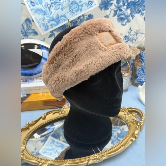 🆕 ALO YOGA 🧿 NWOT Faux Fur Ear Warmers - Toasted Almond - Picture 7 of 16